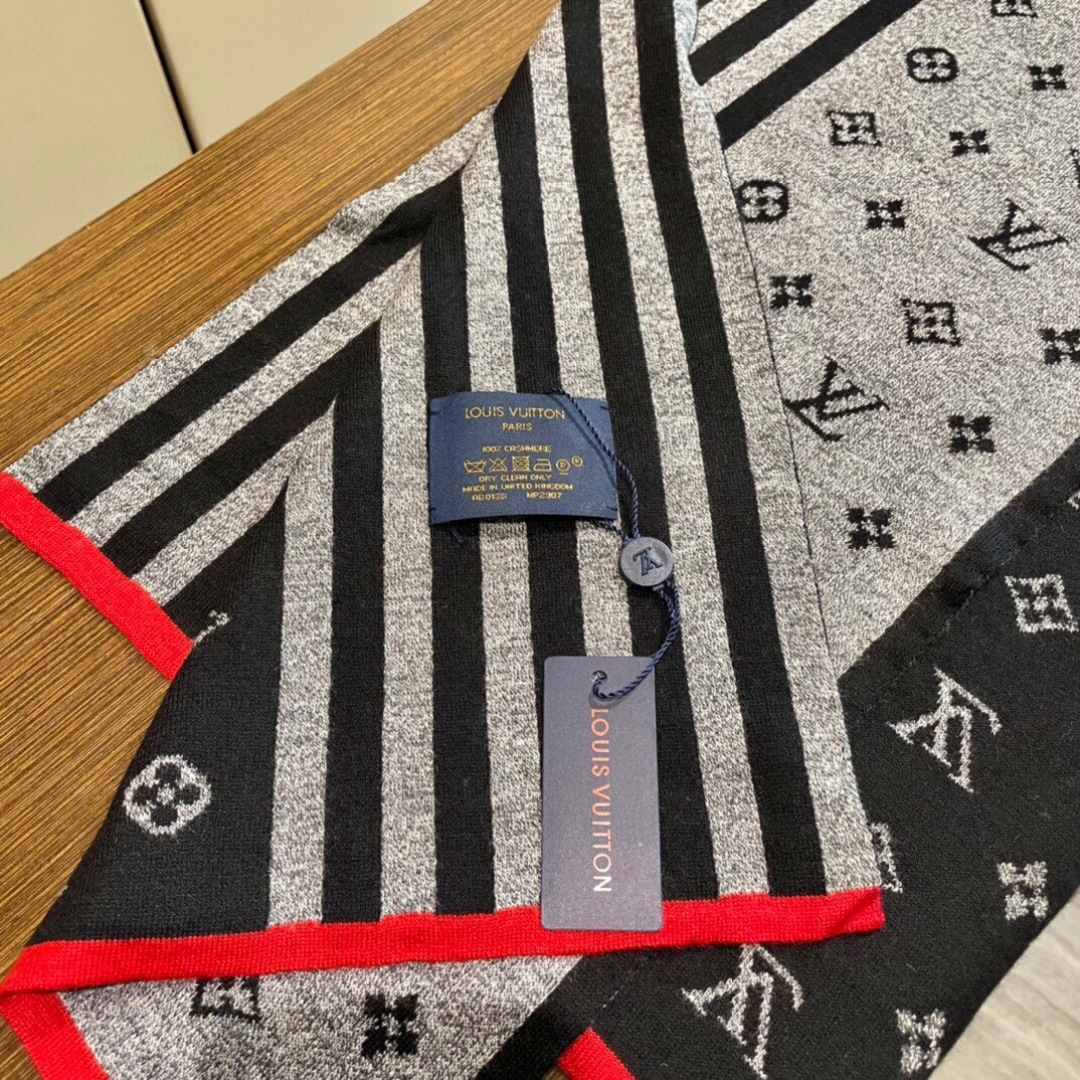 怒推走量新款🎊重磅推荐🎊LV官网最新款💥 针织羊绒材质。非常保暖👑 柔软亲肤，不扎脖😍经典素色围巾设计😘