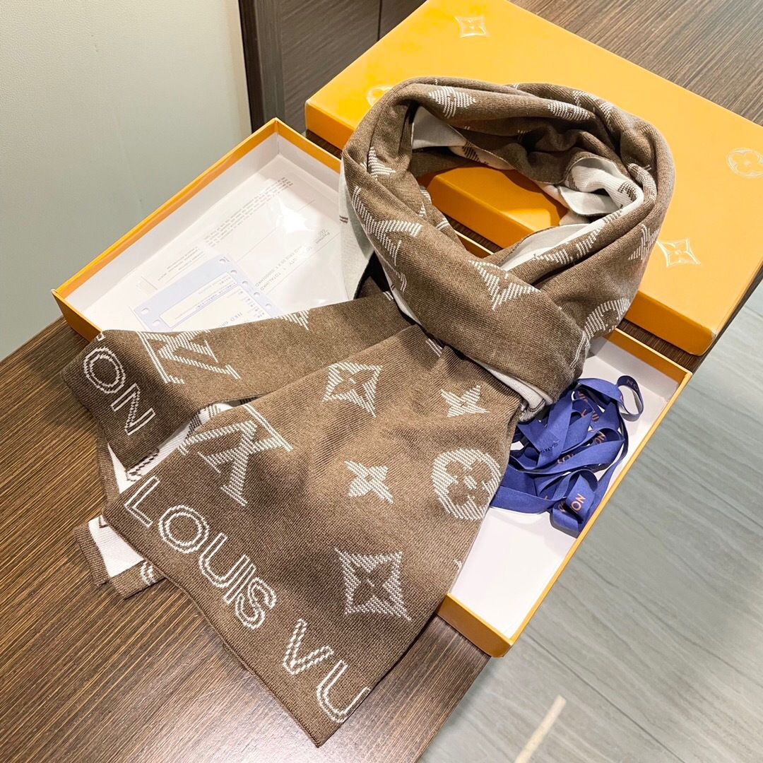 怒推走量新款🎊重磅推荐🎊LV官网最新款💥 针织羊绒材质。非常保暖👑 柔软亲肤，不扎脖😍经典素色围巾设计😘