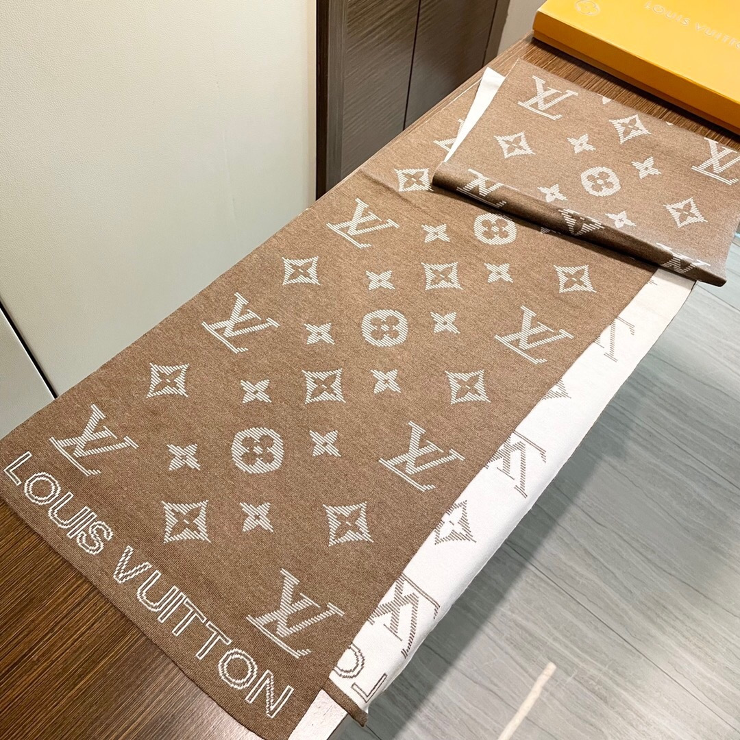 怒推走量新款🎊重磅推荐🎊LV官网最新款💥 针织羊绒材质。非常保暖👑 柔软亲肤，不扎脖😍经典素色围巾设计😘