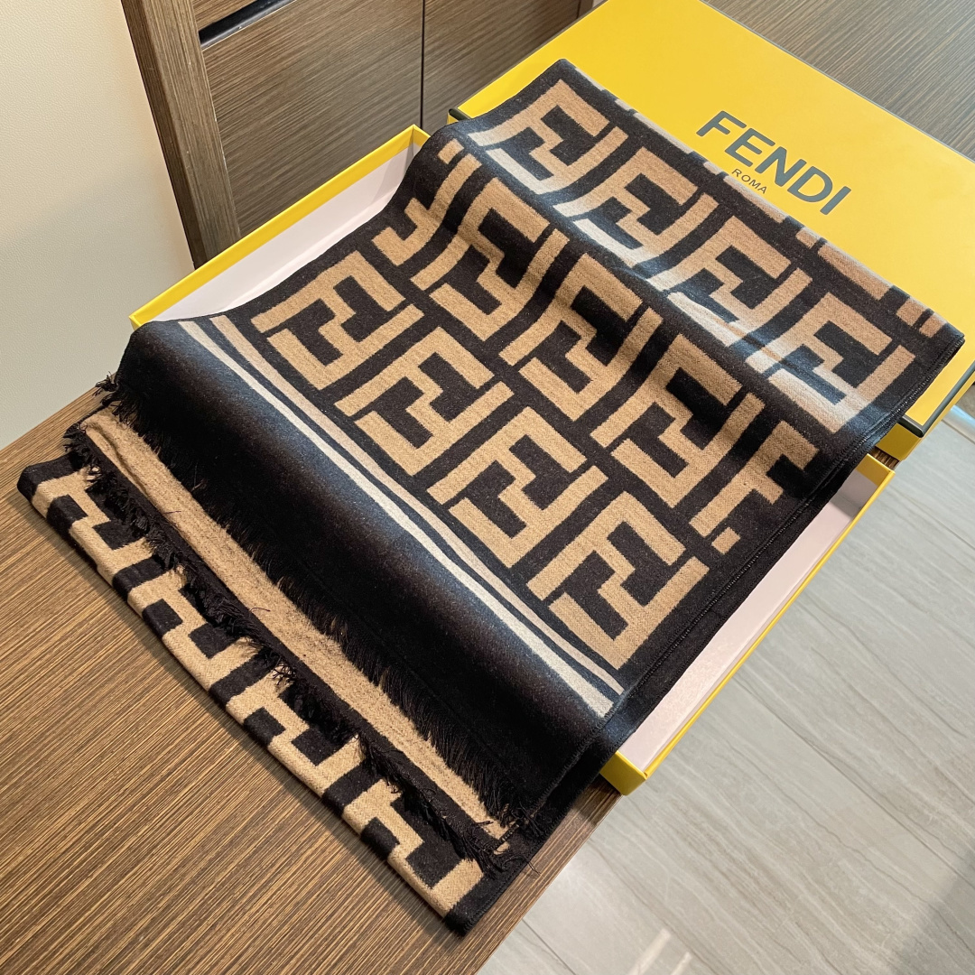 芬迪FF男女款围巾新款到货！海外原单，专柜原版，👏🎀️精美 今年超流行的款✨颜色随便百搭精神现👍💓🎀时尚