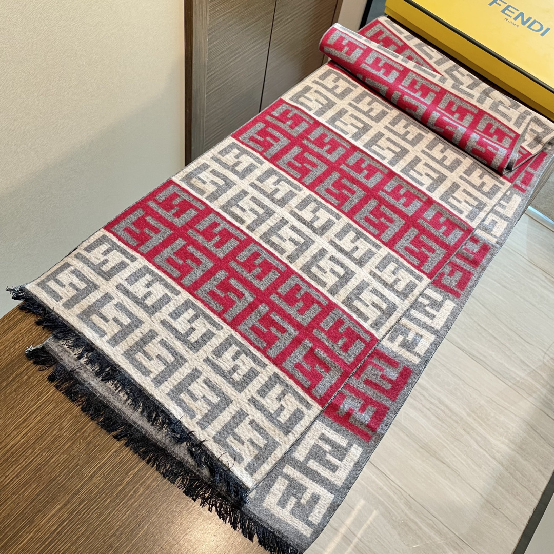 芬迪FF男女款围巾新款到货！海外原单，专柜原版，👏🎀️精美 今年超流行的款✨颜色随便百搭精神现👍💓🎀时尚