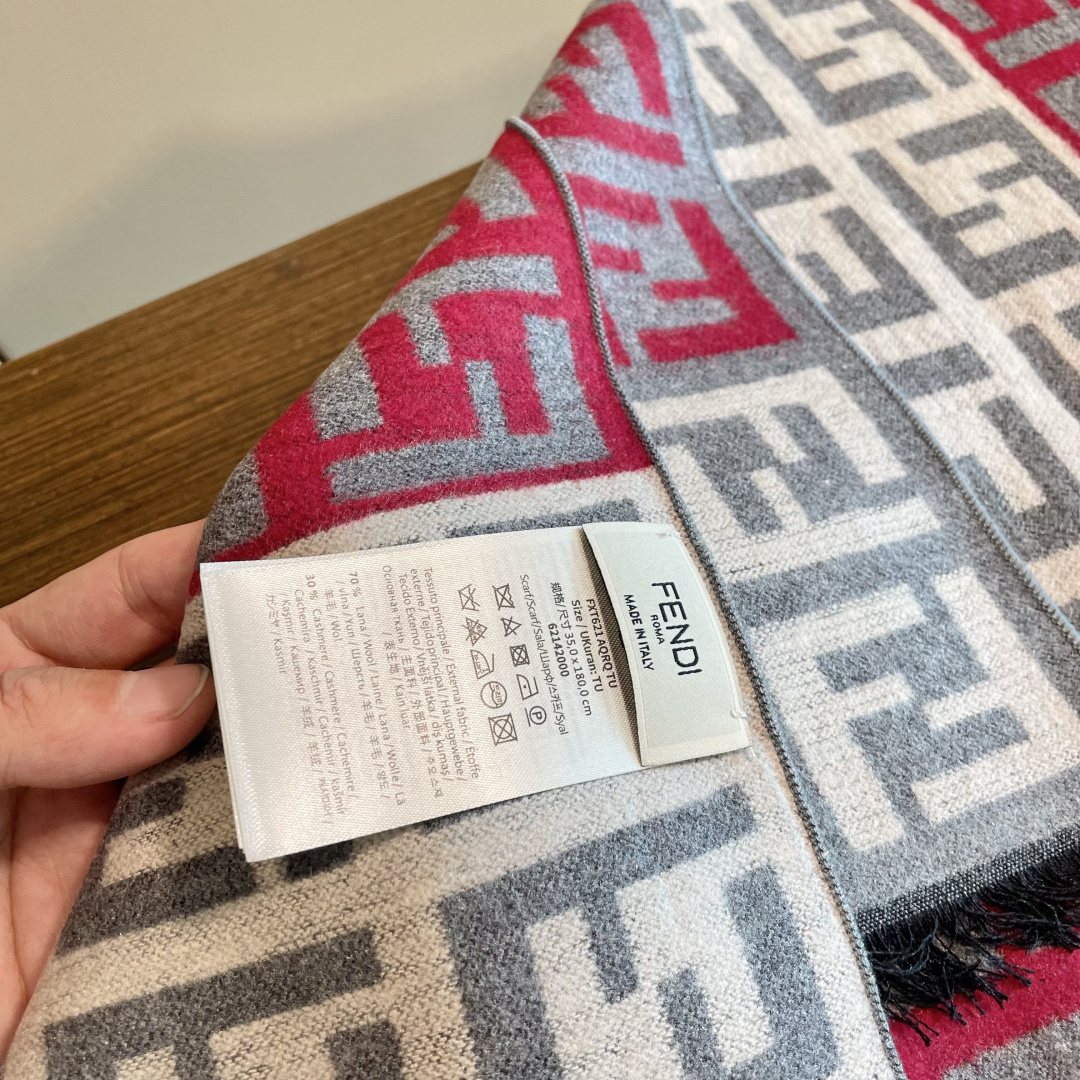 芬迪FF男女款围巾新款到货！海外原单，专柜原版，👏🎀️精美 今年超流行的款✨颜色随便百搭精神现👍💓🎀时尚