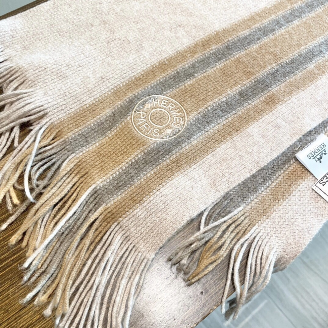 上新爱马仕男女款围巾且买且珍惜😍~都是出口订单所以比较难遇❤️东西讲究少而精😍好看的一定要收😎这款H家女