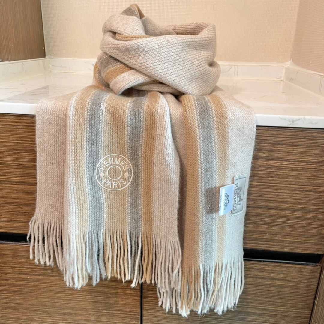 上新爱马仕男女款围巾且买且珍惜😍~都是出口订单所以比较难遇❤️东西讲究少而精😍好看的一定要收😎这款H家女