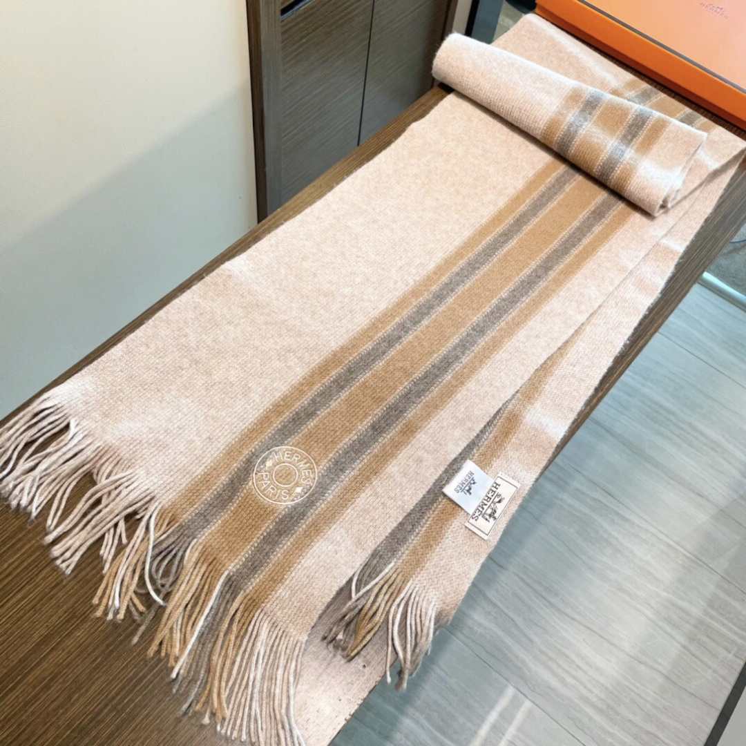 上新爱马仕男女款围巾且买且珍惜😍~都是出口订单所以比较难遇❤️东西讲究少而精😍好看的一定要收😎这款H家女