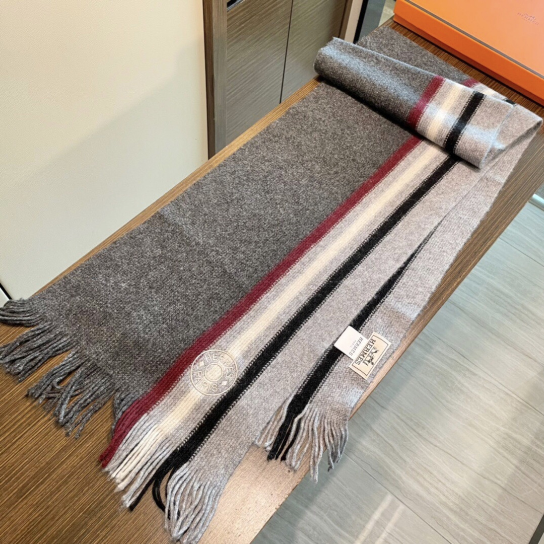 上新爱马仕男女款围巾且买且珍惜😍~都是出口订单所以比较难遇❤️东西讲究少而精😍好看的一定要收😎这款H家女