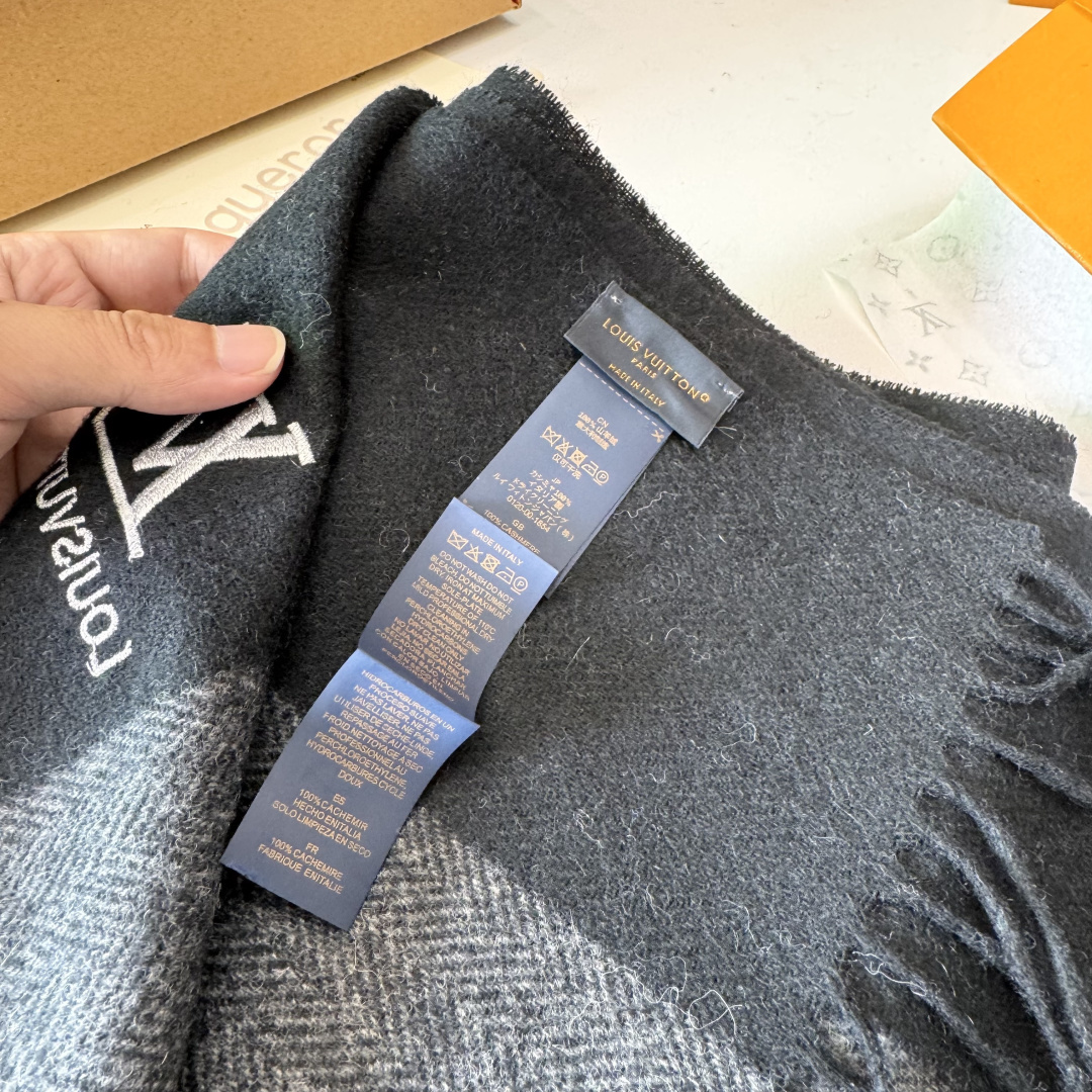 LV款式很有男性魅力，经典大方‼️面料采用的是客供纯羊绒，细腻柔软度都非常的好，非常漂亮。上身效果无敌好