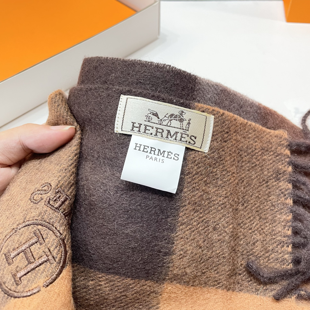 爆款推荐⚠️爱马仕好看到尖叫‼️顶级山羊绒款☀☁️‼️💯非常赞的情侣款围巾💟💟💟此款是专柜限量款👍💋顶级