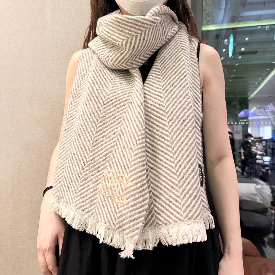 新款 搭配利器🆕🆕 香奈儿系列货 专供viP 产品 ♥顶级苏格兰进口绵羊毛 纹路织法使围巾赋有弹性且柔软