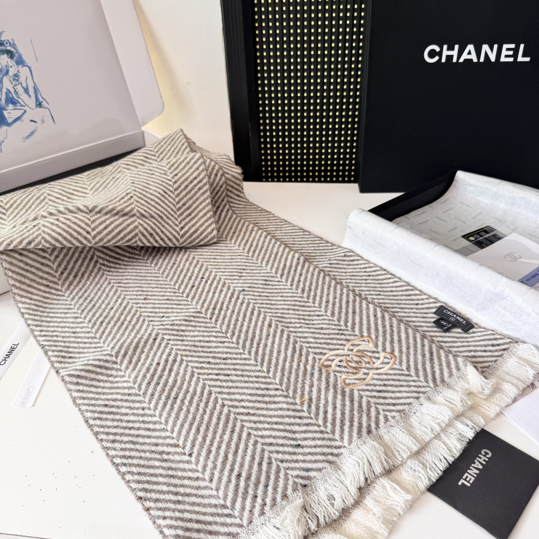 新款 搭配利器🆕🆕 香奈儿系列货 专供viP 产品 ♥顶级苏格兰进口绵羊毛 纹路织法使围巾赋有弹性且柔软