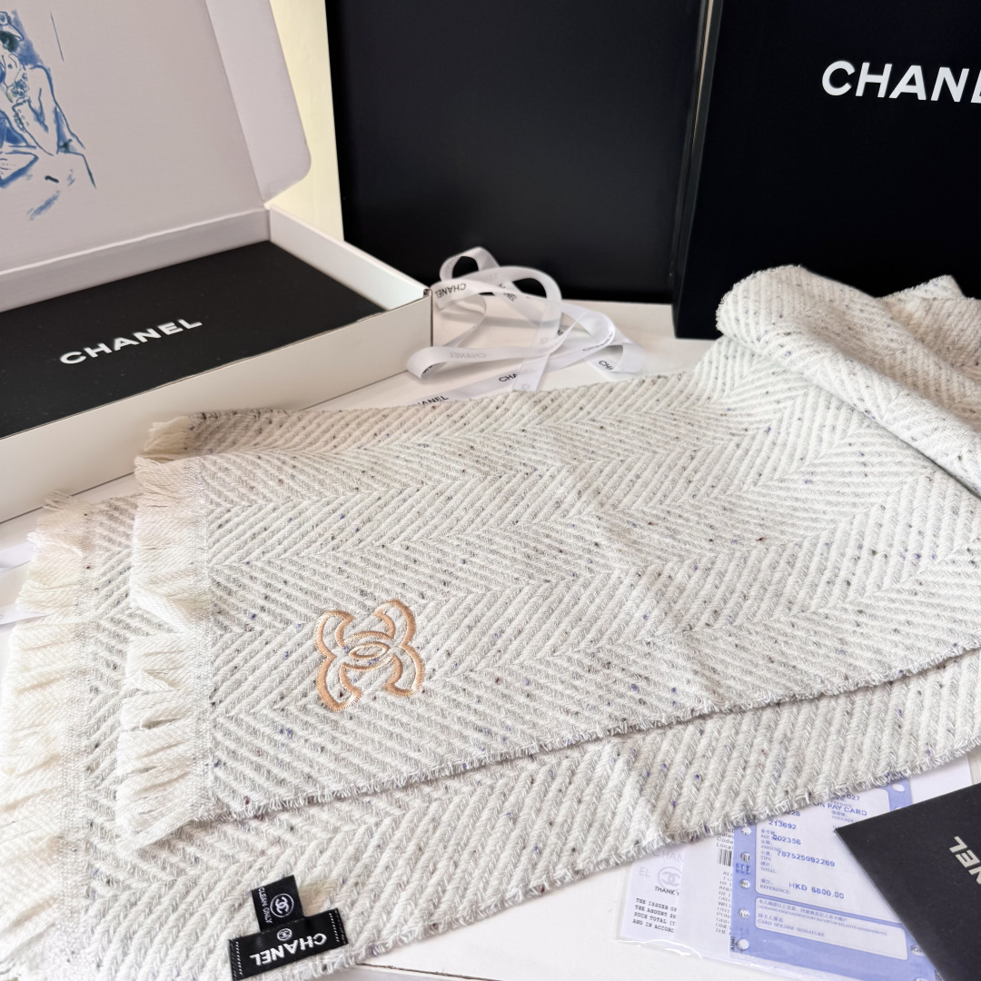 新款 搭配利器🆕🆕 香奈儿系列货 专供viP 产品 ♥顶级苏格兰进口绵羊毛 纹路织法使围巾赋有弹性且柔软