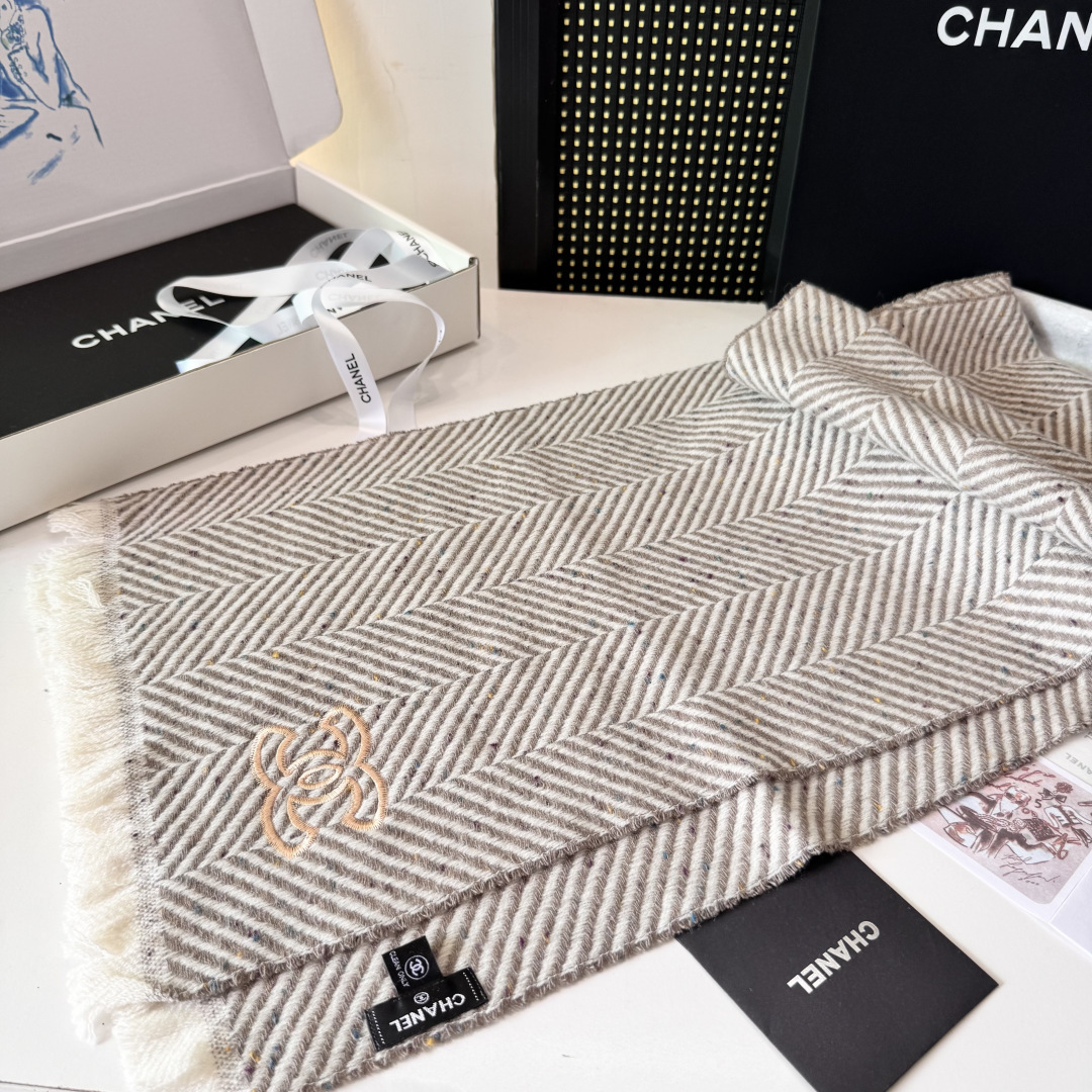 新款 搭配利器🆕🆕 香奈儿系列货 专供viP 产品 ♥顶级苏格兰进口绵羊毛 纹路织法使围巾赋有弹性且柔软