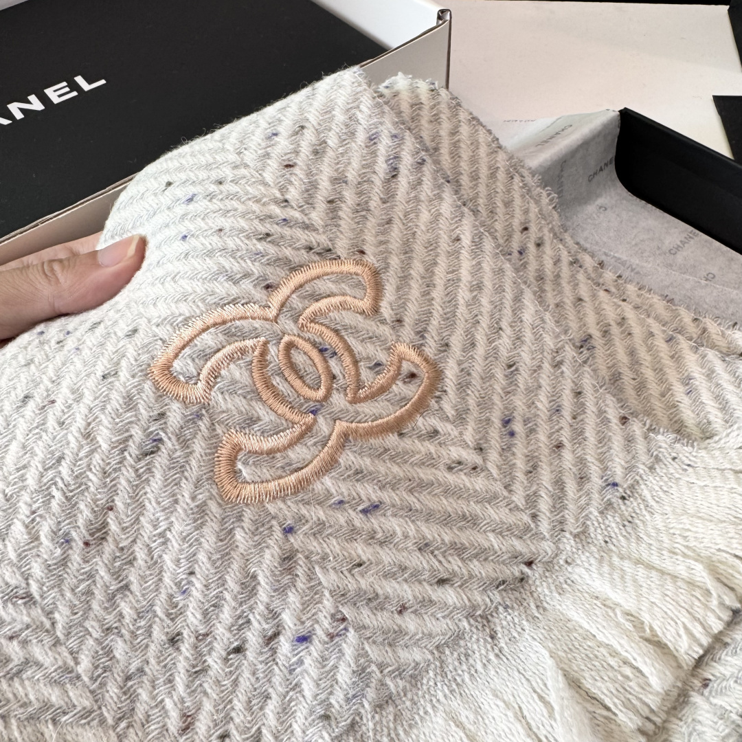 新款 搭配利器🆕🆕 香奈儿系列货 专供viP 产品 ♥顶级苏格兰进口绵羊毛 纹路织法使围巾赋有弹性且柔软