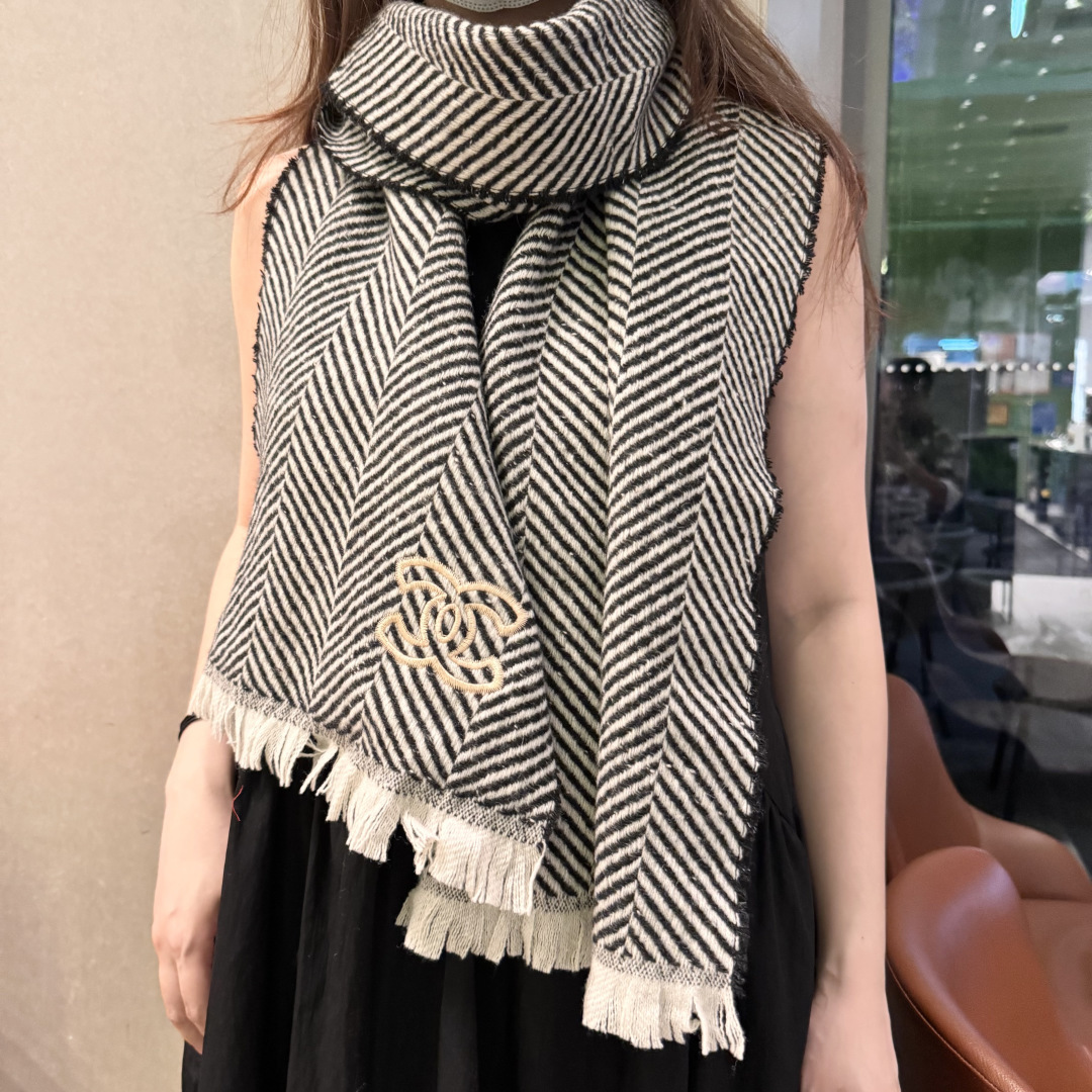 新款 搭配利器🆕🆕 香奈儿系列货 专供viP 产品 ♥顶级苏格兰进口绵羊毛 纹路织法使围巾赋有弹性且柔软