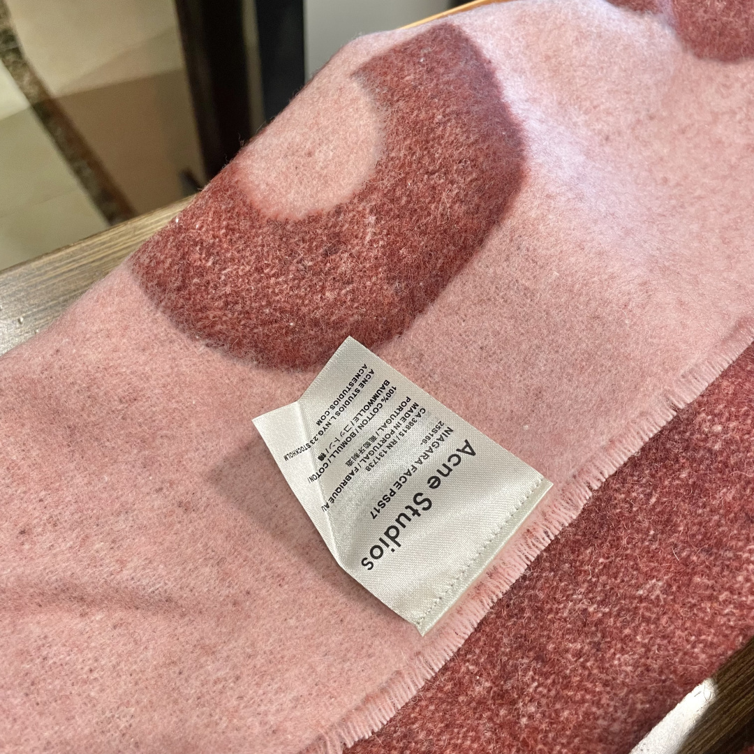 【acne大字母披肩】今年最热的款 🚨🚨原单原厂出品 超级大logo 🎆🎆双面三色纱提花工艺 🎟🎟波普艺