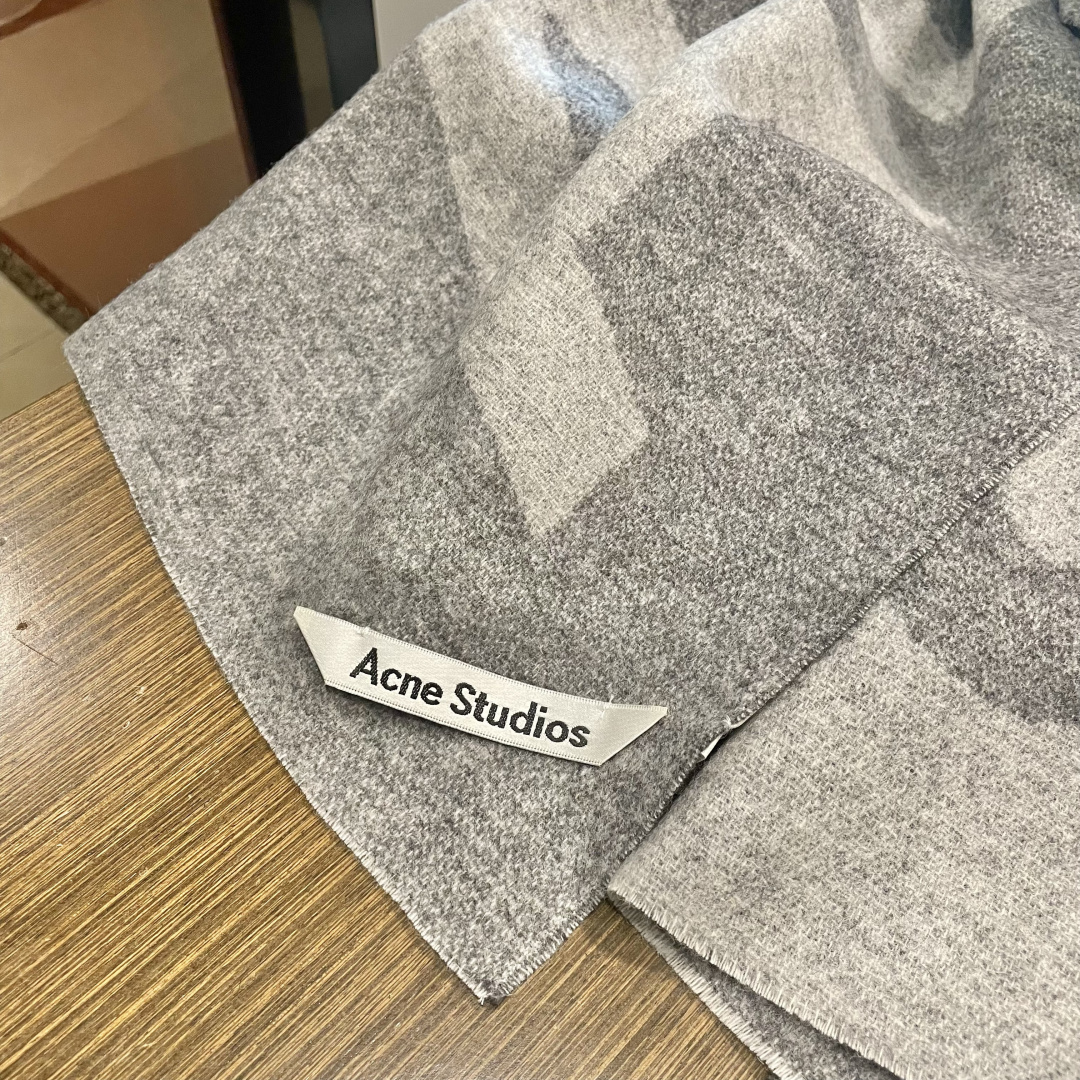 【acne大字母披肩】今年最热的款 🚨🚨原单原厂出品 超级大logo 🎆🎆双面三色纱提花工艺 🎟🎟波普艺