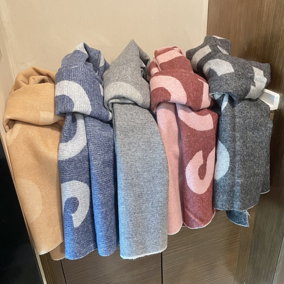 【acne大字母披肩】今年最热的款 🚨🚨原单原厂出品 超级大logo 🎆🎆双面三色纱提花工艺 🎟🎟波普艺