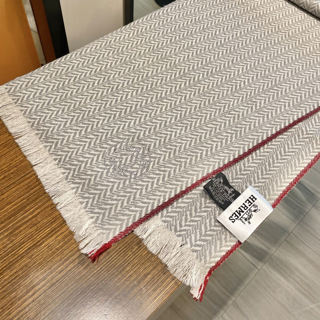 爱马仕人字条纹围巾，今年的新款，采用的是人字纹加彩条的设计，非常的大气,纯羊毛的用料，轻柔透气，保暖性好