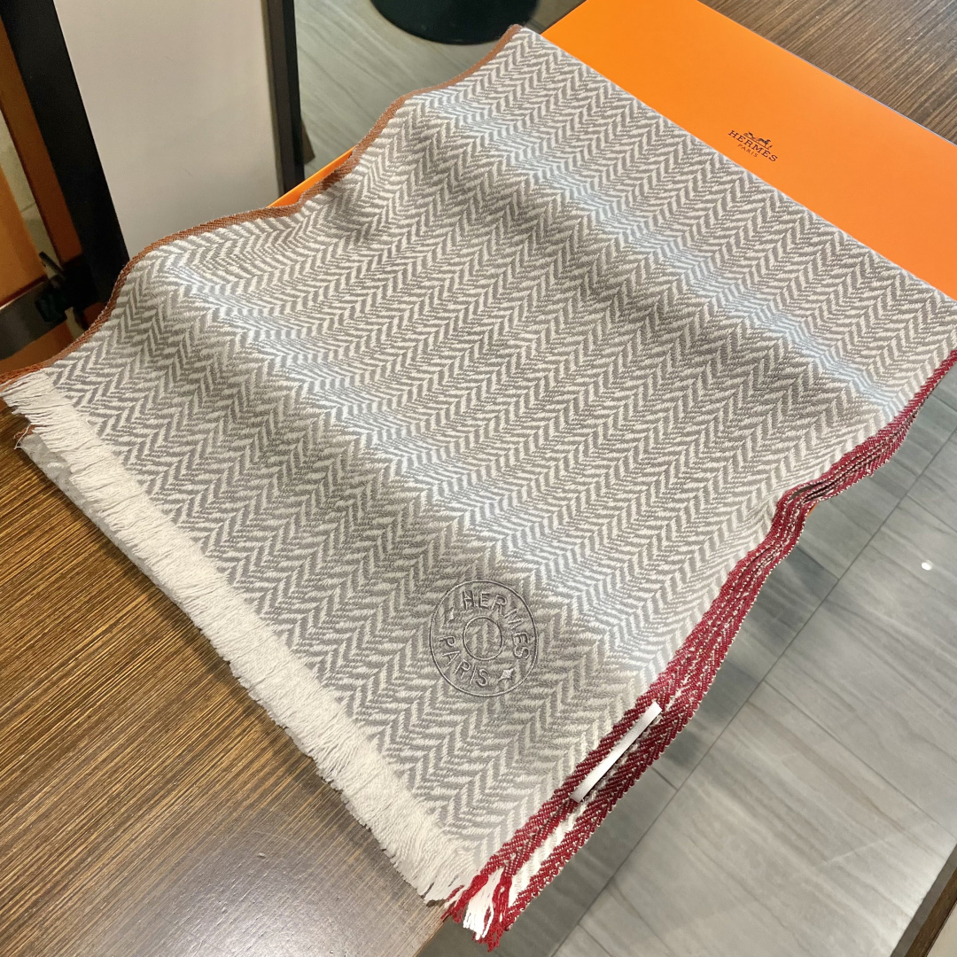 爱马仕人字条纹围巾，今年的新款，采用的是人字纹加彩条的设计，非常的大气,纯羊毛的用料，轻柔透气，保暖性好