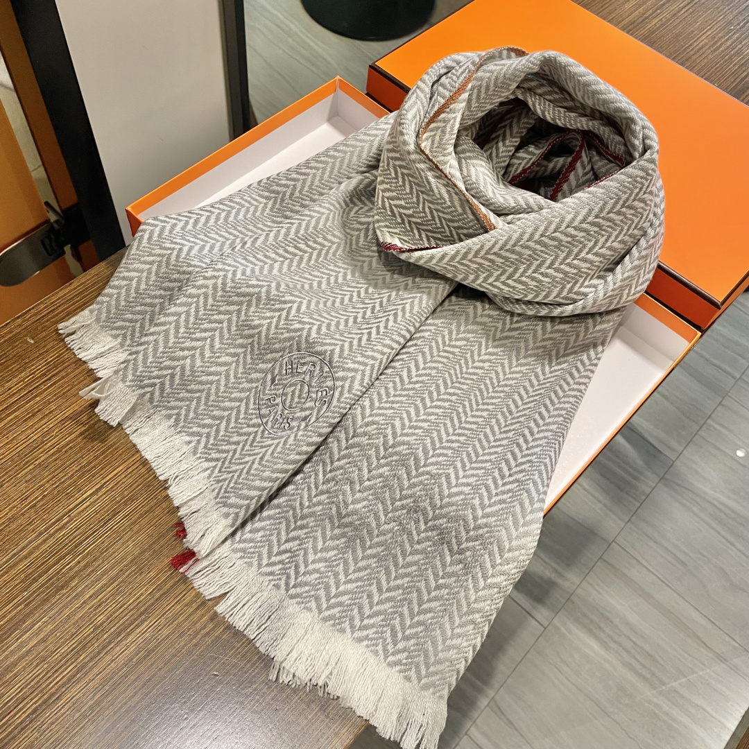 爱马仕人字条纹围巾，今年的新款，采用的是人字纹加彩条的设计，非常的大气,纯羊毛的用料，轻柔透气，保暖性好
