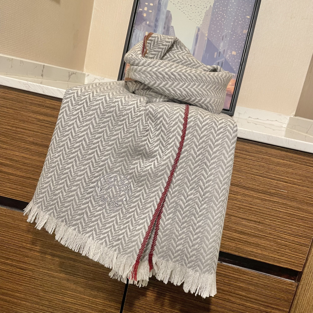 爱马仕人字条纹围巾，今年的新款，采用的是人字纹加彩条的设计，非常的大气,纯羊毛的用料，轻柔透气，保暖性好
