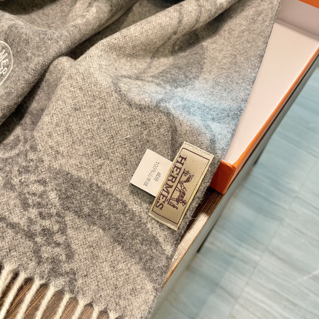 上新上新爱马仕男女款围巾且买且珍惜😍~都是出口订单所以比较难遇❤️东西讲究少而精😍好看的一定要收😎这款H