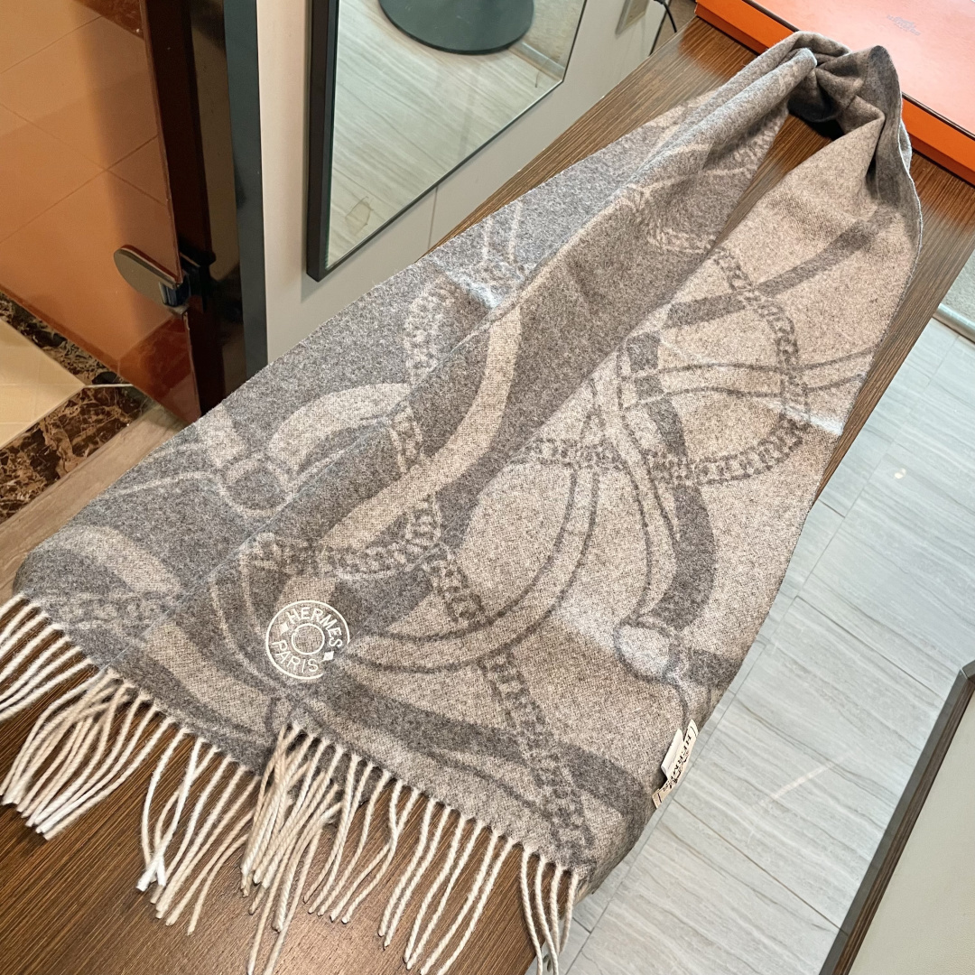 上新上新爱马仕男女款围巾且买且珍惜😍~都是出口订单所以比较难遇❤️东西讲究少而精😍好看的一定要收😎这款H