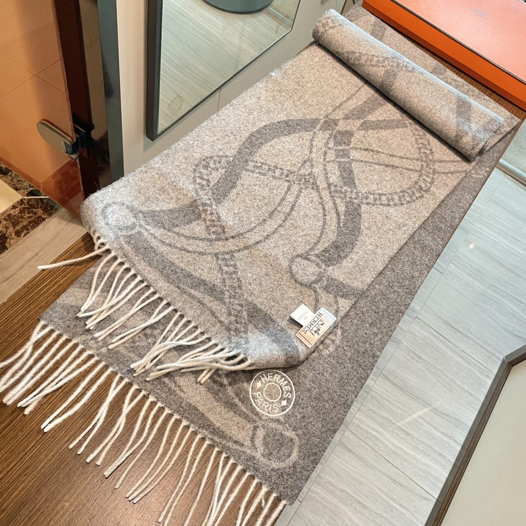 上新上新爱马仕男女款围巾且买且珍惜😍~都是出口订单所以比较难遇❤️东西讲究少而精😍好看的一定要收😎这款H