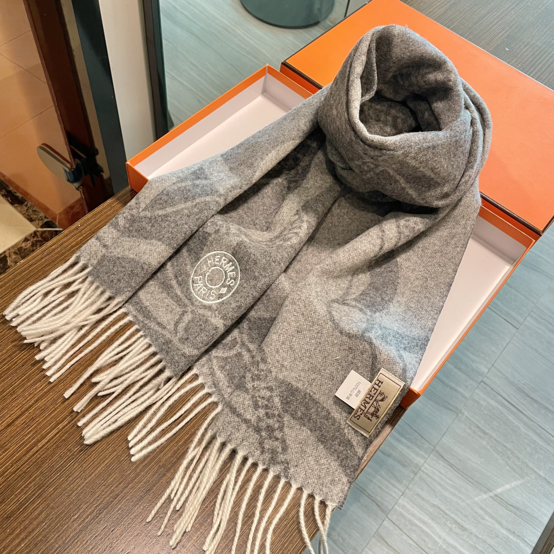 上新上新爱马仕男女款围巾且买且珍惜😍~都是出口订单所以比较难遇❤️东西讲究少而精😍好看的一定要收😎这款H