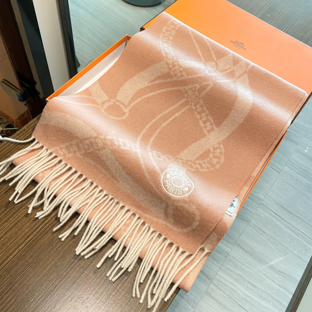 上新上新爱马仕男女款围巾且买且珍惜😍~都是出口订单所以比较难遇❤️东西讲究少而精😍好看的一定要收😎这款H