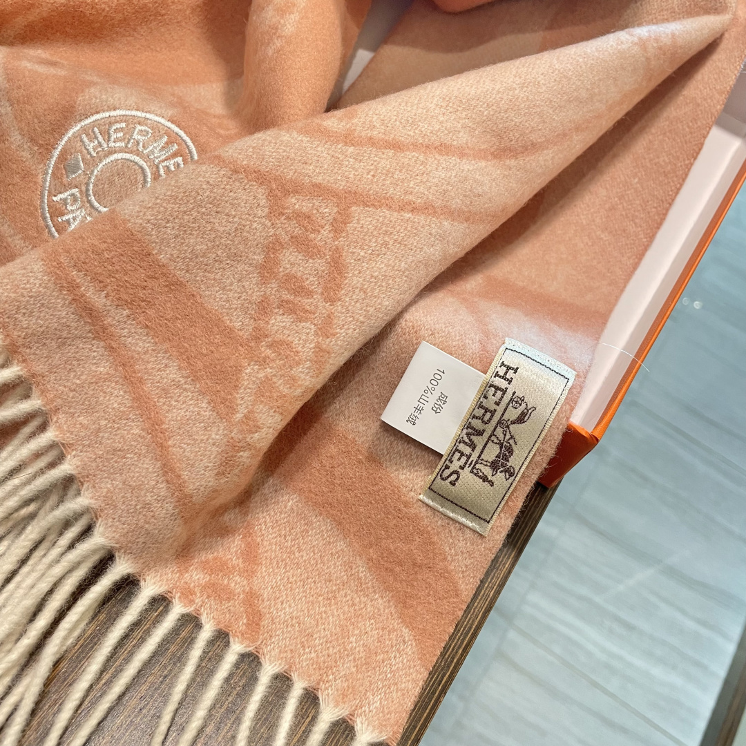 上新上新爱马仕男女款围巾且买且珍惜😍~都是出口订单所以比较难遇❤️东西讲究少而精😍好看的一定要收😎这款H