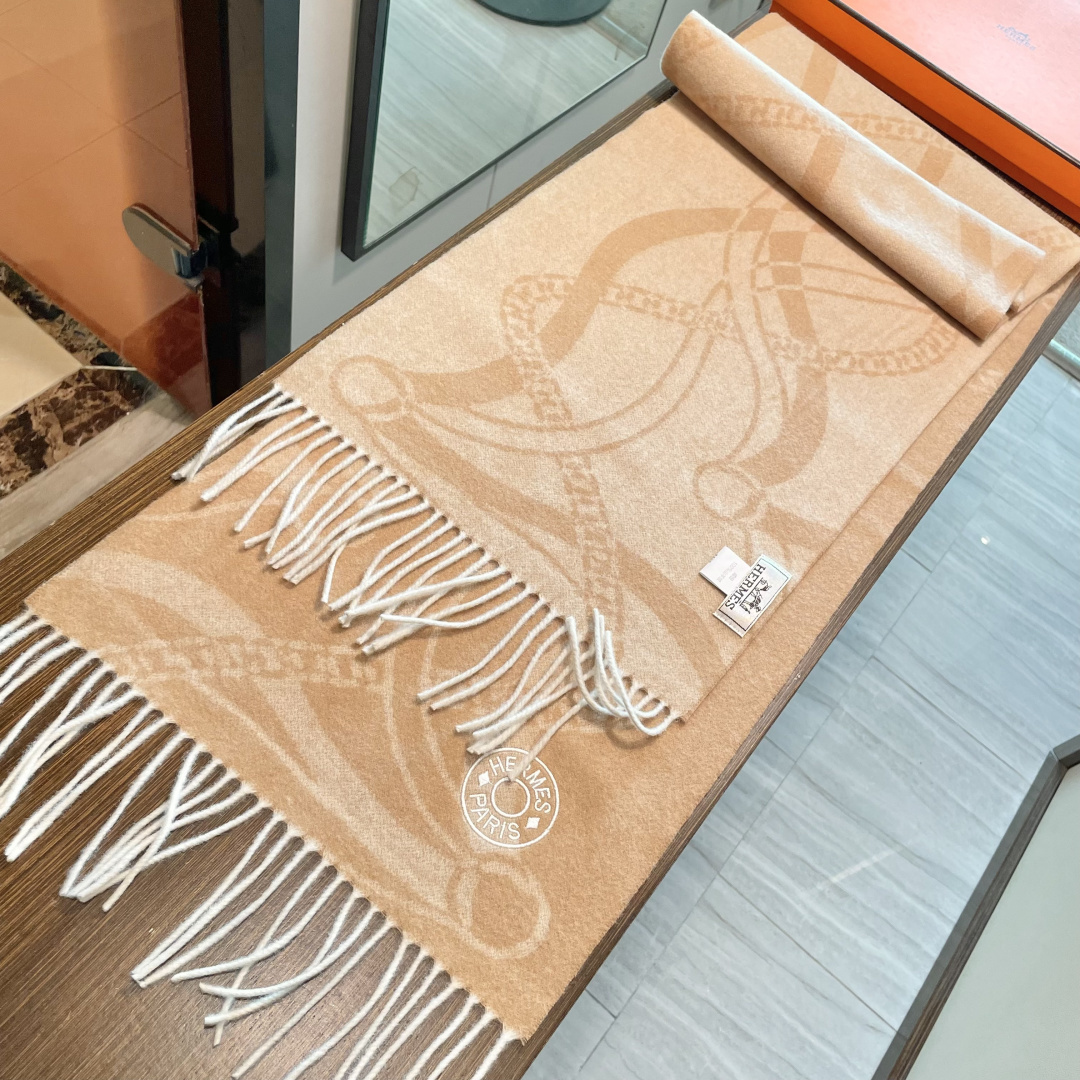 上新上新爱马仕男女款围巾且买且珍惜😍~都是出口订单所以比较难遇❤️东西讲究少而精😍好看的一定要收😎这款H