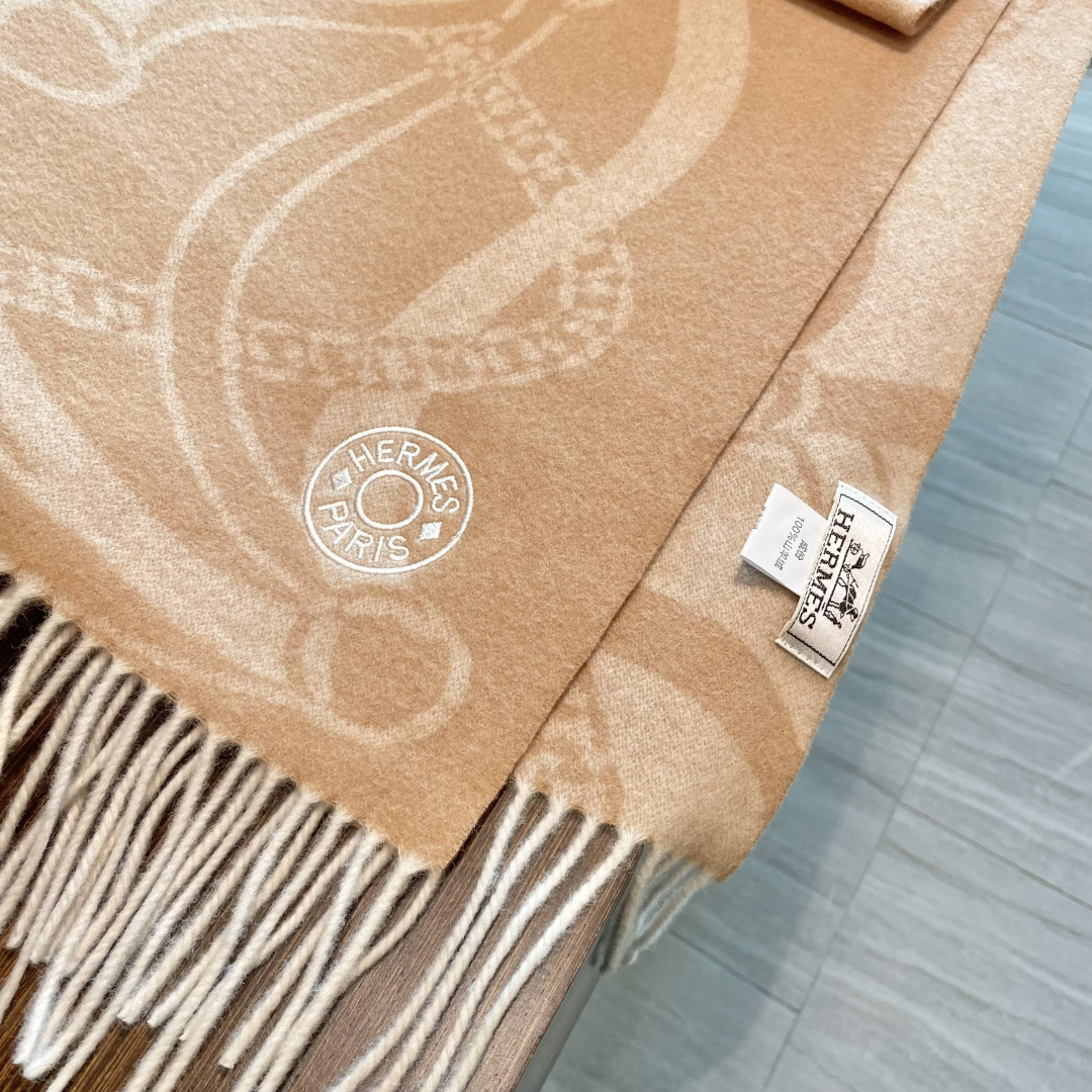 上新上新爱马仕男女款围巾且买且珍惜😍~都是出口订单所以比较难遇❤️东西讲究少而精😍好看的一定要收😎这款H