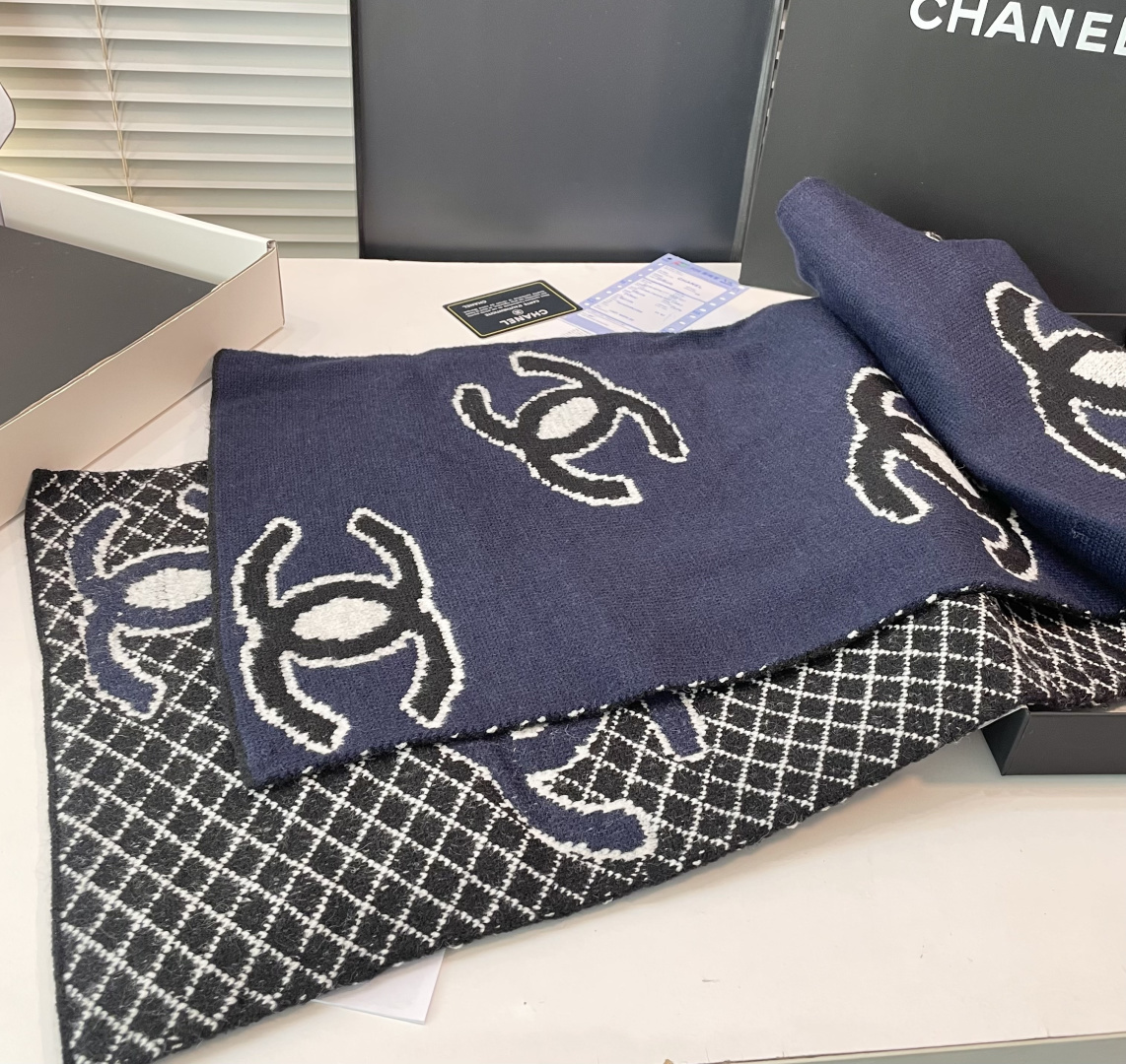 香奈儿针织双面围巾，顶级高端货👼👏绝美百搭款💋专柜限量哦‼️有钱都很难订到💛💙💜顶级山羊绒针织围巾，整条