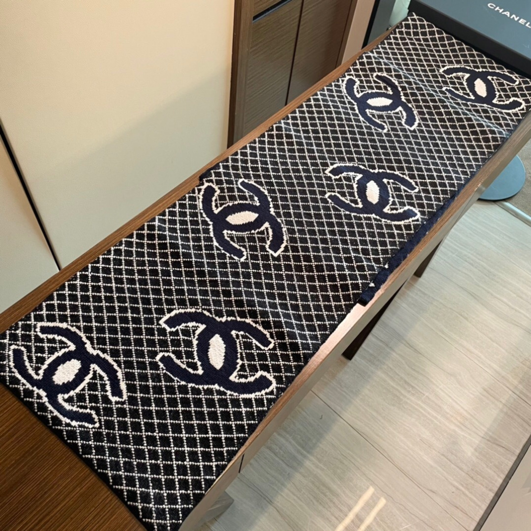 香奈儿针织双面围巾，顶级高端货👼👏绝美百搭款💋专柜限量哦‼️有钱都很难订到💛💙💜顶级山羊绒针织围巾，整条