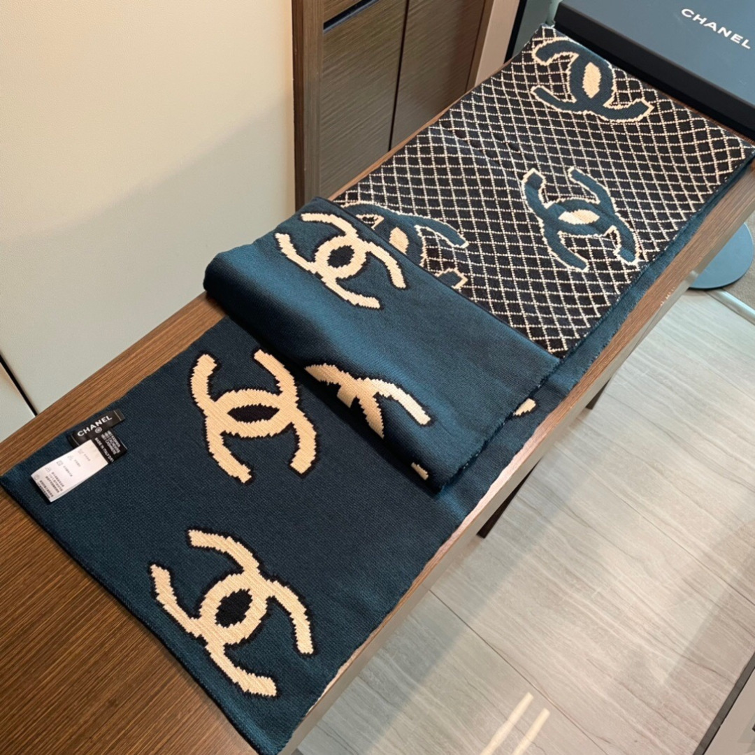 香奈儿针织双面围巾，顶级高端货👼👏绝美百搭款💋专柜限量哦‼️有钱都很难订到💛💙💜顶级山羊绒针织围巾，整条