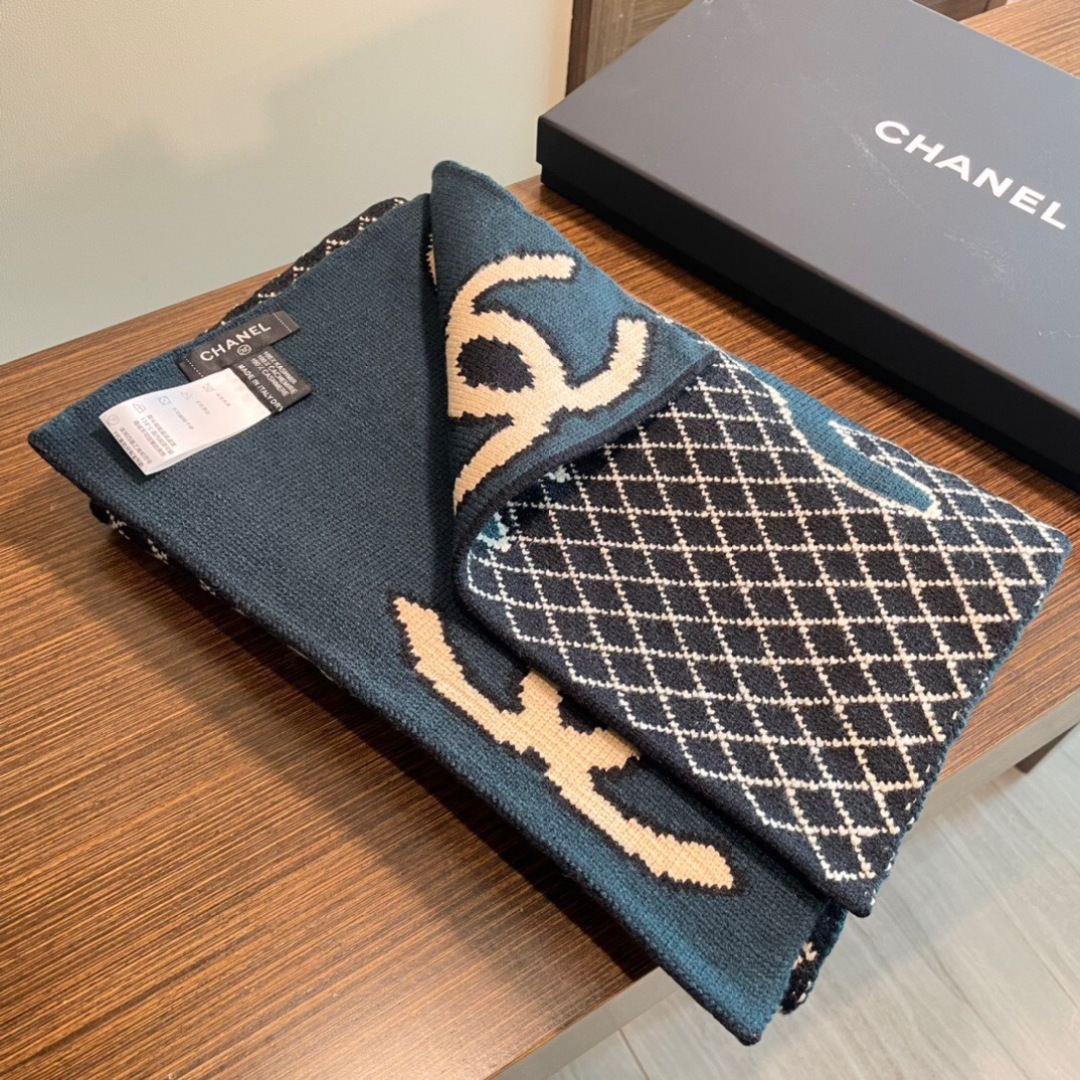 香奈儿针织双面围巾，顶级高端货👼👏绝美百搭款💋专柜限量哦‼️有钱都很难订到💛💙💜顶级山羊绒针织围巾，整条