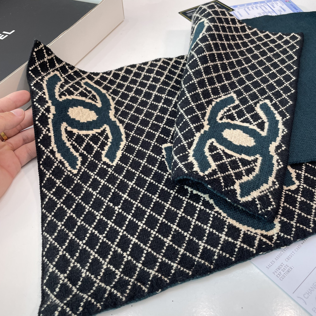 香奈儿针织双面围巾，顶级高端货👼👏绝美百搭款💋专柜限量哦‼️有钱都很难订到💛💙💜顶级山羊绒针织围巾，整条