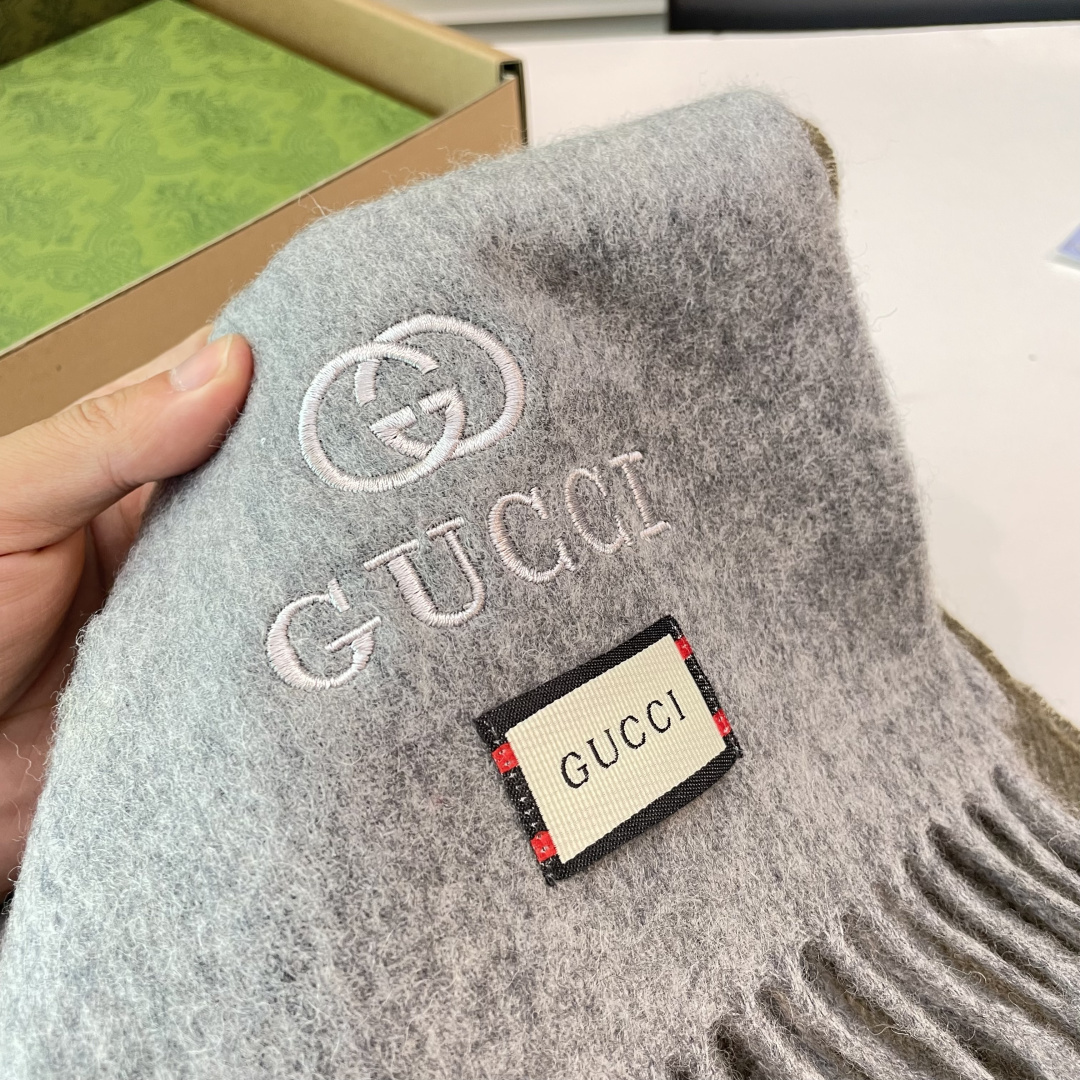 爆款到货古奇经典男女通用围巾👑柔和舒适的围巾带来今季最温暖贴心呵护❤️最顶级的品质❤️羊绒线织出漂亮精致