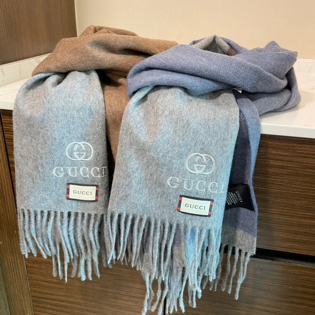 爆款到货古奇经典男女通用围巾👑柔和舒适的围巾带来今季最温暖贴心呵护❤️最顶级的品质❤️羊绒线织出漂亮精致