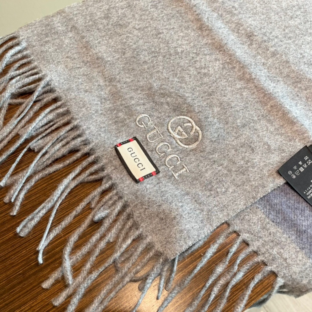 爆款到货古奇经典男女通用围巾👑柔和舒适的围巾带来今季最温暖贴心呵护❤️最顶级的品质❤️羊绒线织出漂亮精致