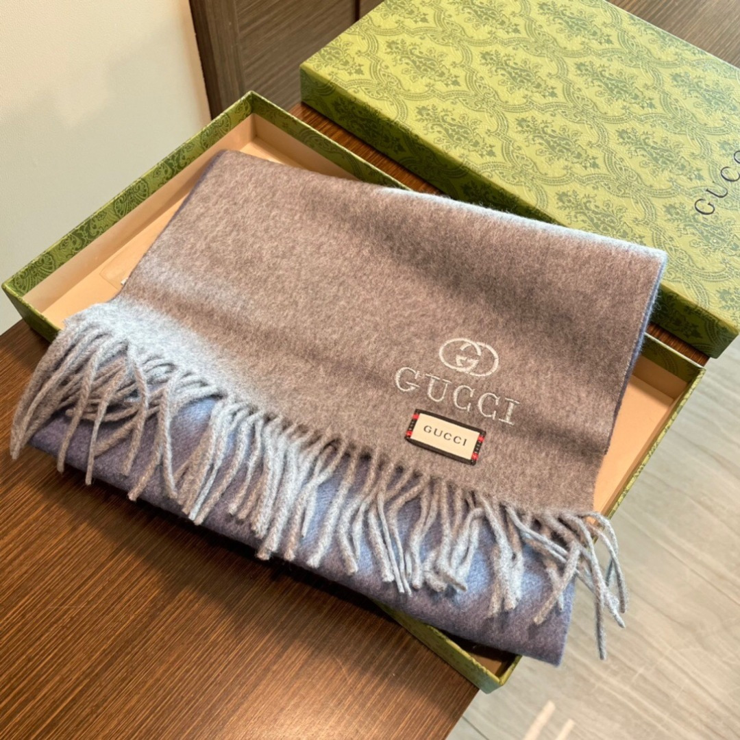 爆款到货古奇经典男女通用围巾👑柔和舒适的围巾带来今季最温暖贴心呵护❤️最顶级的品质❤️羊绒线织出漂亮精致