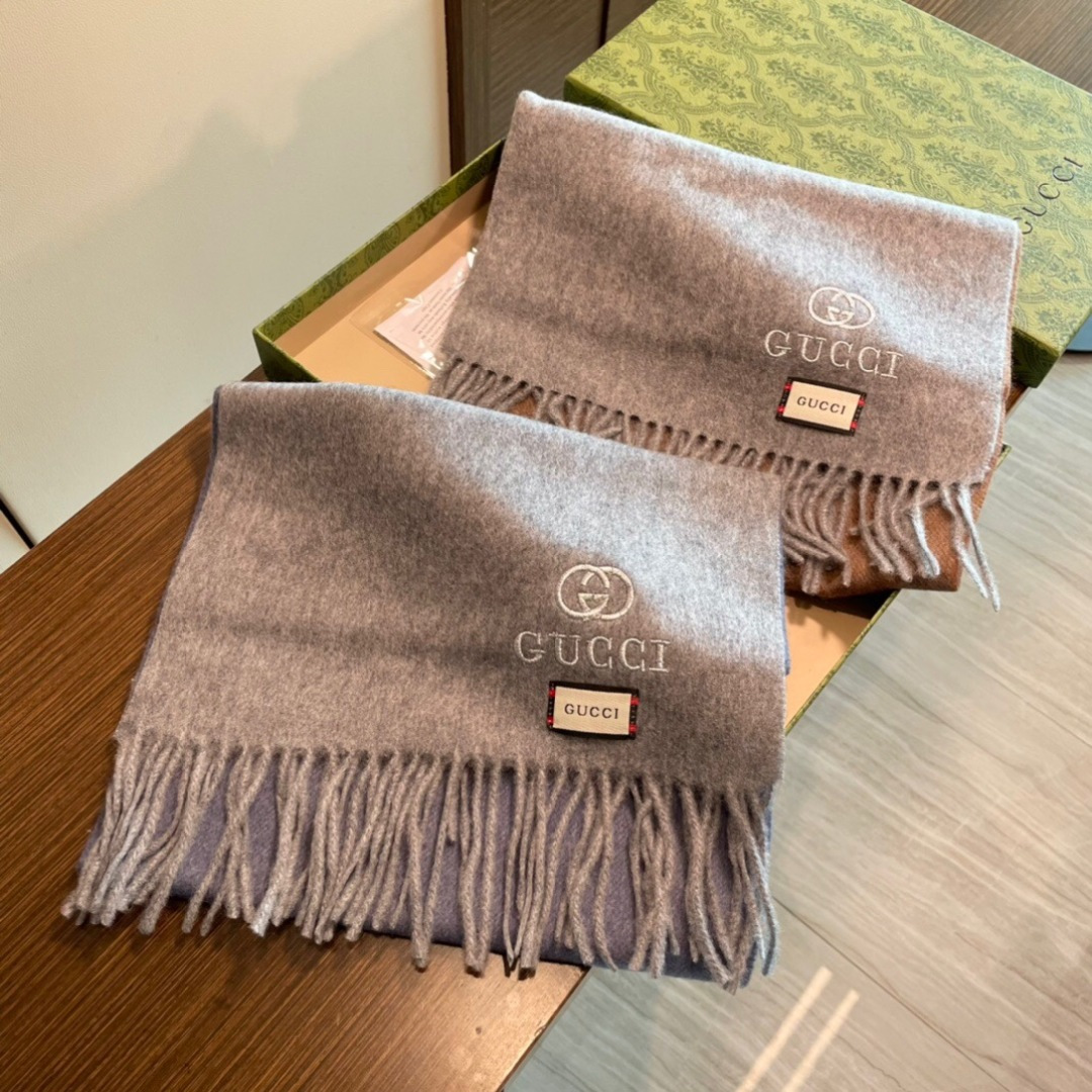 爆款到货古奇经典男女通用围巾👑柔和舒适的围巾带来今季最温暖贴心呵护❤️最顶级的品质❤️羊绒线织出漂亮精致