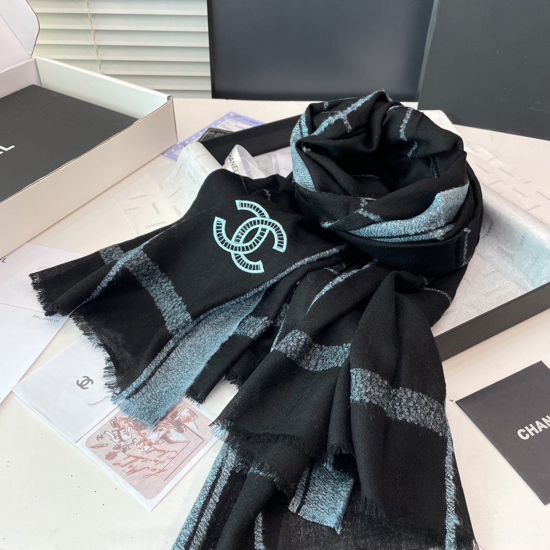 上新。香奈儿羊绒围巾💥手感好到爆👍品质一流的🎉真正的羊绒精品💥精湛绝伦的刺绣工艺和色彩搭配🎀让人眼前一亮