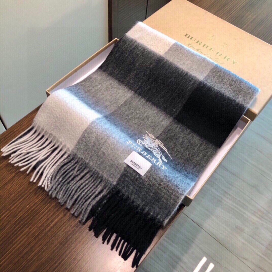 怒推走量新款🎊重磅推荐🎊巴宝莉官网最新款💥 100%顶级山羊绒材质。非常保暖👑 柔软亲肤，不扎脖😍经典巴