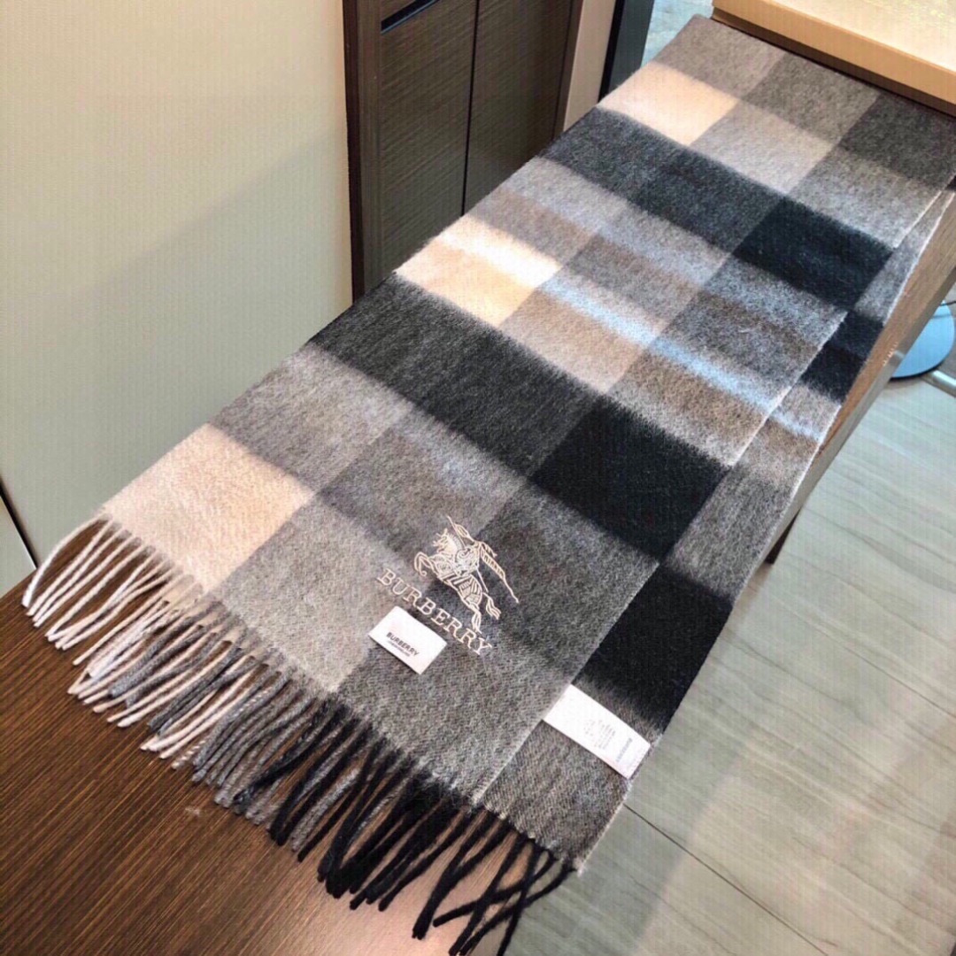 怒推走量新款🎊重磅推荐🎊巴宝莉官网最新款💥 100%顶级山羊绒材质。非常保暖👑 柔软亲肤，不扎脖😍经典巴