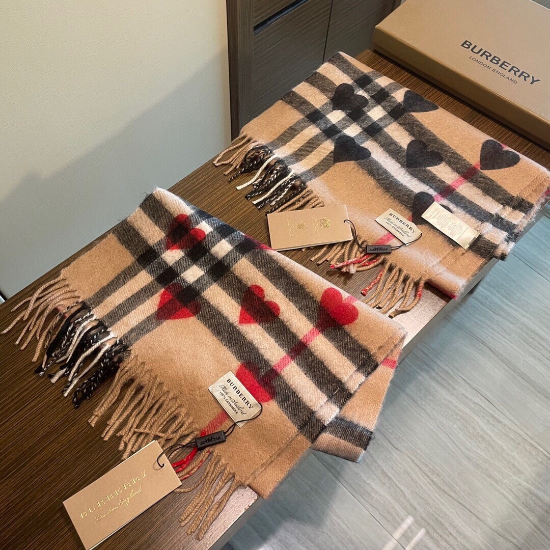 爆款来袭 ‼️巴宝莉情侣大爆款，超级可爱的经典桃心♥️羊绒围巾 又一款百年再设计的款式 经典时尚相结合 