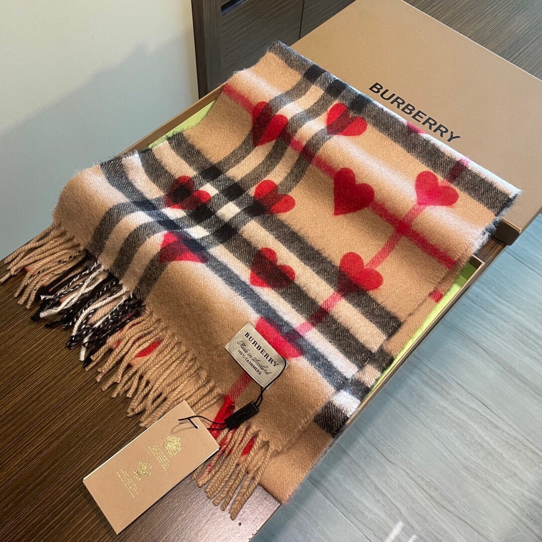 爆款来袭 ‼️巴宝莉情侣大爆款，超级可爱的经典桃心♥️羊绒围巾 又一款百年再设计的款式 经典时尚相结合 