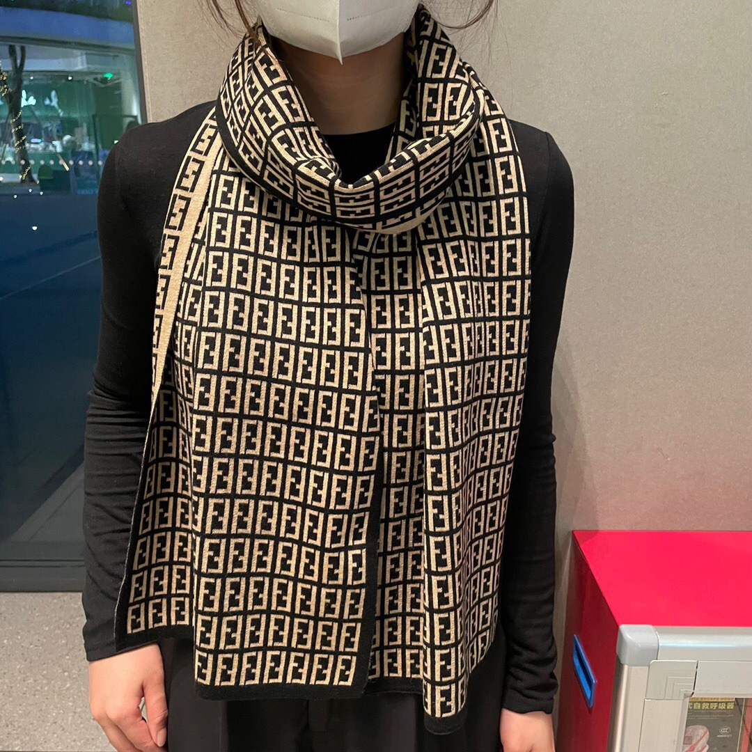 经典FF字母元素围巾，专柜也是刚上架的好玩意儿‼今年的芬迪也是起飞的架势，火的不要不要的，这款真真儿的正