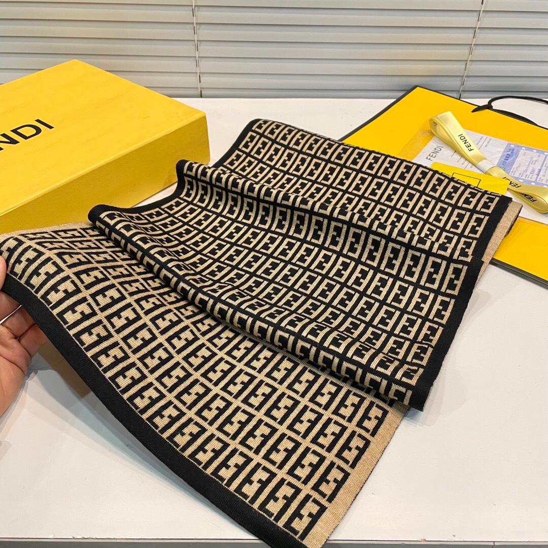 经典FF字母元素围巾，专柜也是刚上架的好玩意儿‼今年的芬迪也是起飞的架势，火的不要不要的，这款真真儿的正